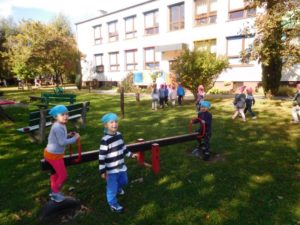 Zabawy Tygrysków w ogrodzie przedszkolnym