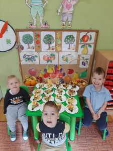 Dzieci z grupy KOTKI wykonują "owocowe jeżyki".